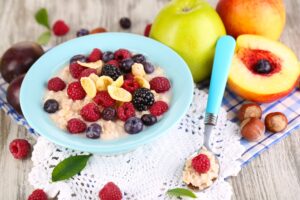 Porridge mit Banane und Beeren