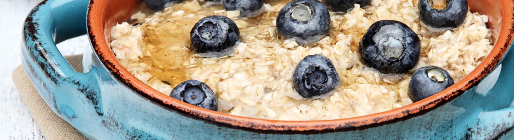 Porridge mit Banane und Blaubeeren