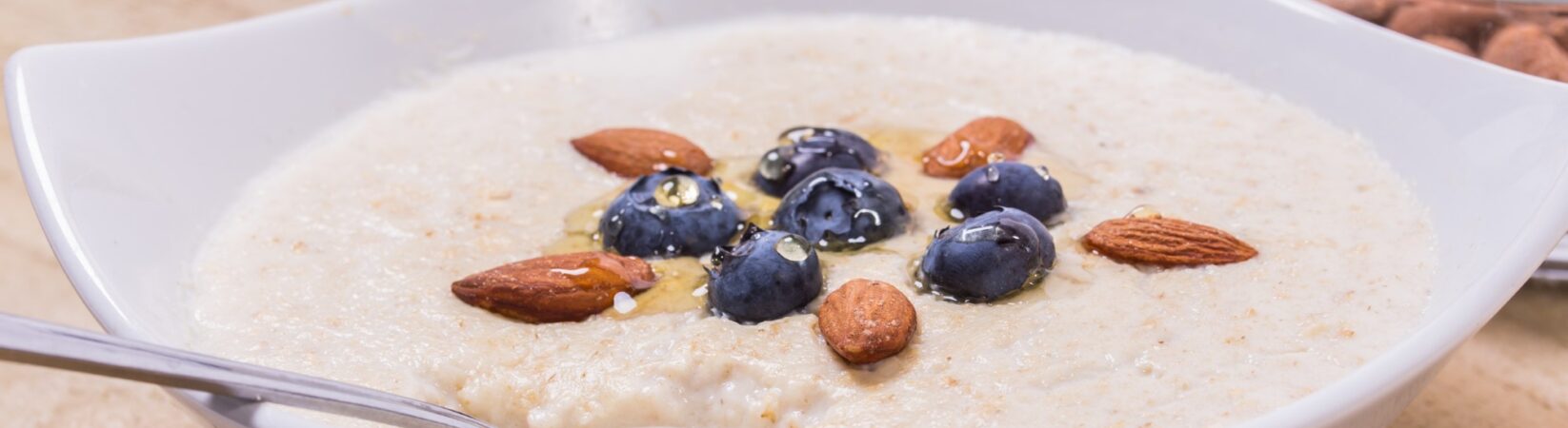 Porridge mit Bananen, Blaubeeren und Mandeln