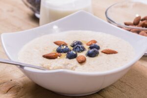 Porridge mit Bananen, Blaubeeren und Mandeln