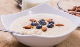 Porridge mit Bananen, Blaubeeren und Mandeln