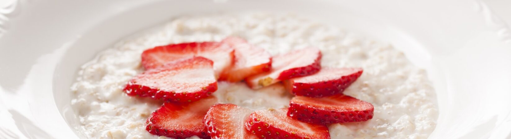 Porridge mit Erdbeeren