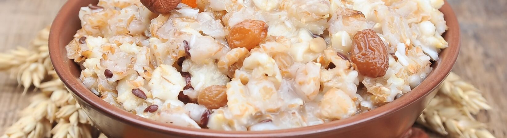 Porridge mit Apfel, getrockneten Aprikosen und Nüssen