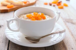 Bananen-Porridge mit getrockneten Aprikosen