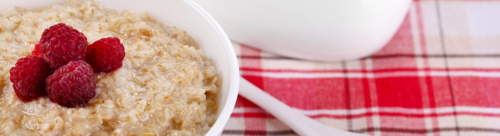 Porridge mit Himbeeren und Banane