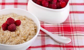 Porridge mit Himbeeren und Banane