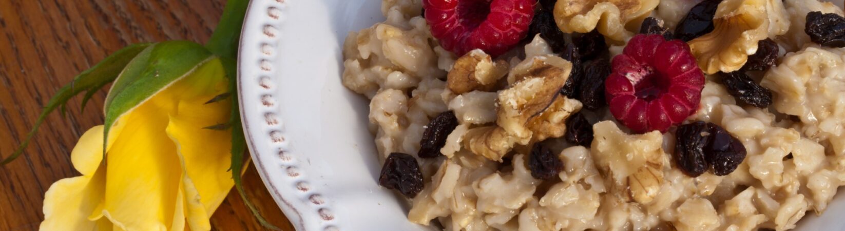 Porridge mit Himbeeren, Walnüssen und Rosinen