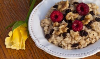 Porridge mit Himbeeren, Walnüssen und Rosinen