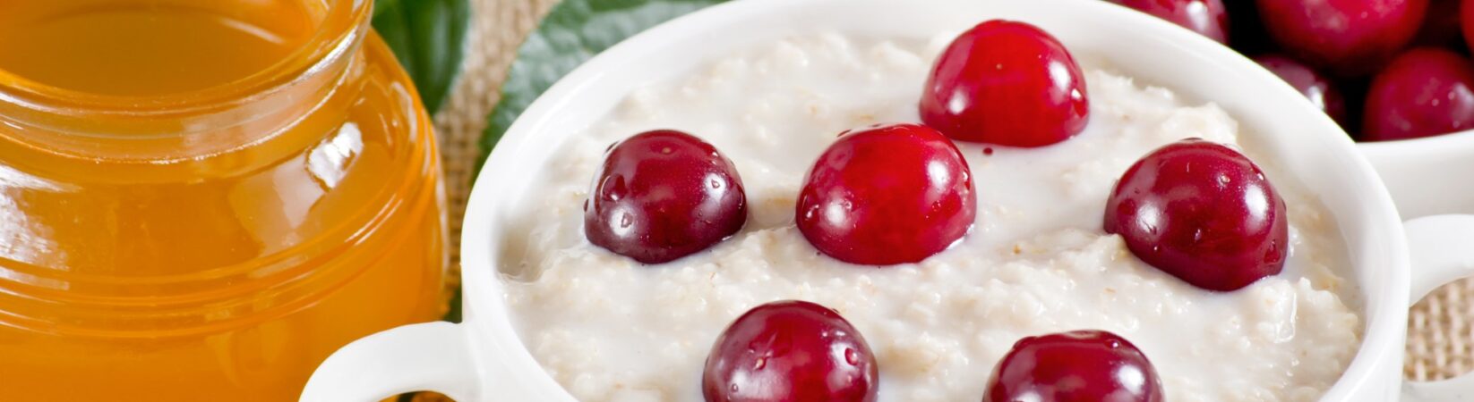 Porridge mit Kirschen und Bananen