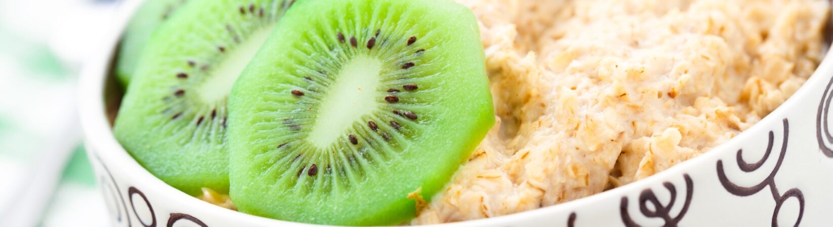 Porridge mit Kiwi und Apfel