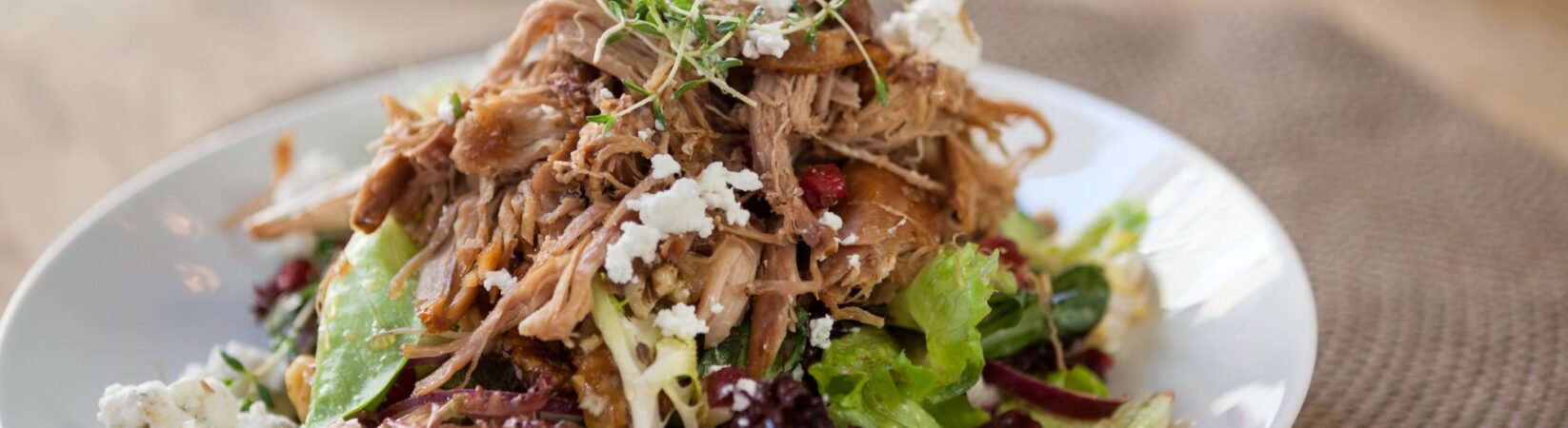 Schnelles Pulled Chicken mit Salat und Feta