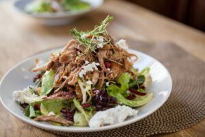 Schnelles Pulled Chicken mit Salat und Feta