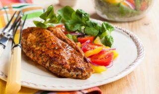 Putenbrust mit Salat