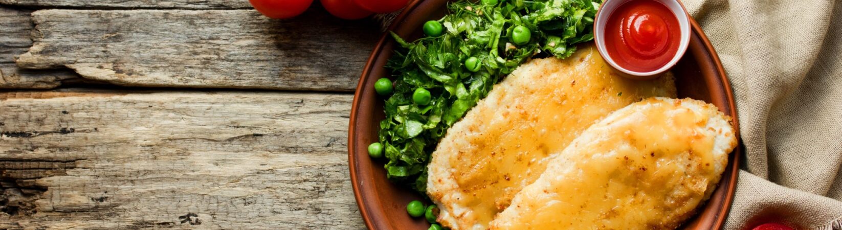 Putenfilet in Parmesan-Thymian-Panade mit Kräutersalat