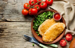 Putenfilet in Parmesan-Thymian-Panade mit Kräutersalat