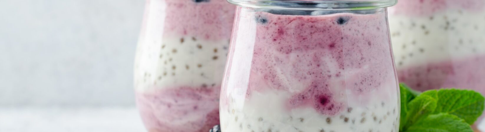 Quarkcreme mit Blaubeeren, Brombeeren und Chiasamen