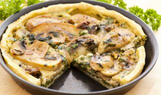 Süßkartoffelquiche mit Champignons und Spinat