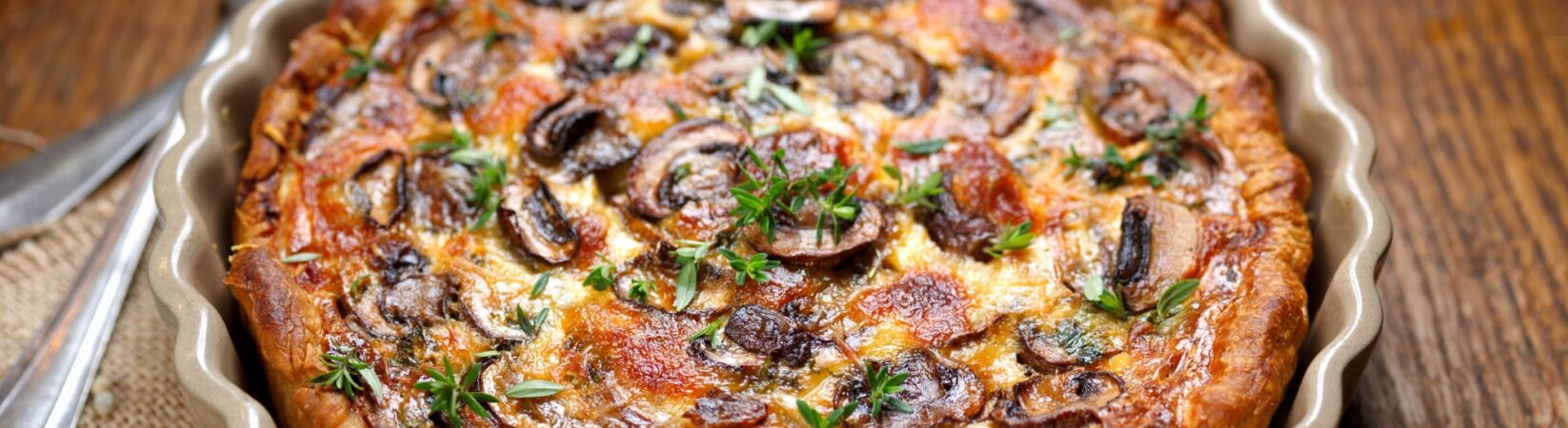 Quiche mit Champignons, Zucchini und Thymian