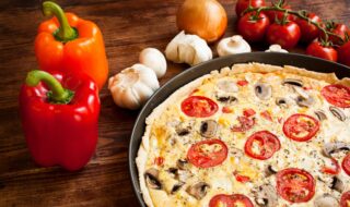 Quiche mit Paprika, Tomaten und Champignons