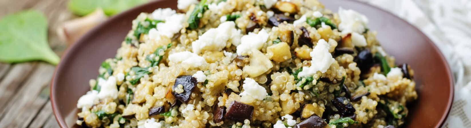 Quinoa-Auberginen-Pfanne mit Spinat und veganem Feta