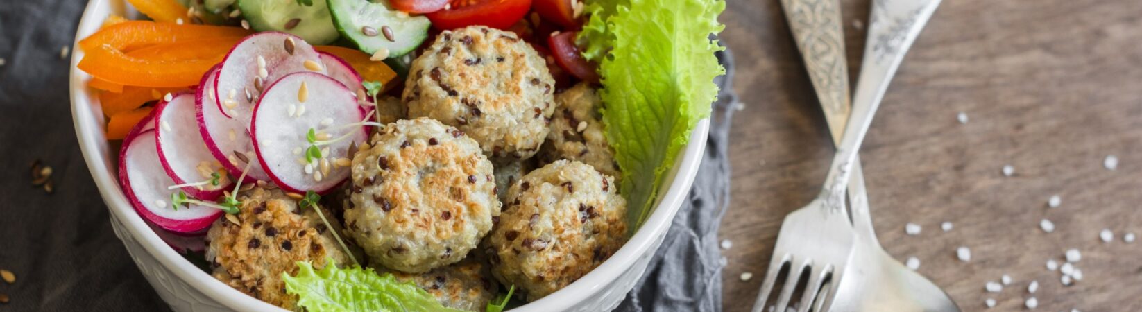 Bowl mit Quinoabällchen und Salat