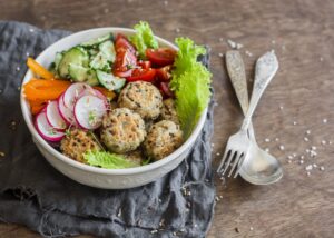 Bowl mit Quinoabällchen und Salat