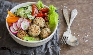 Bowl mit Quinoabällchen und Salat Bowl mit Quinoabällchen und Salat
