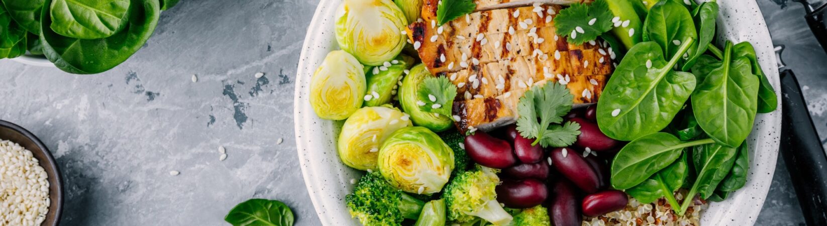 Quinoa-Bowl mit Hähnchenfilet und Gemüse