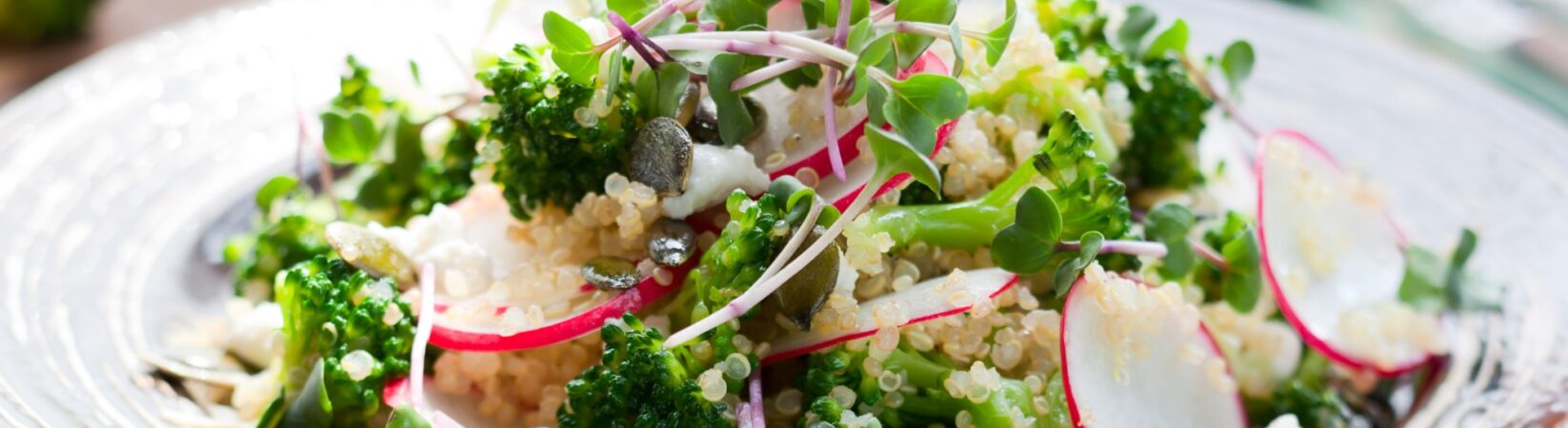 Quinoa-Brokkoli-Salat mit Mozzarella und Grapefruit-Dressing