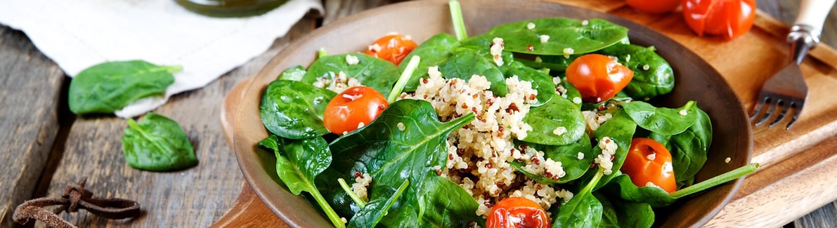 Quinoa-Salat mit Spinat und Kirschtomaten