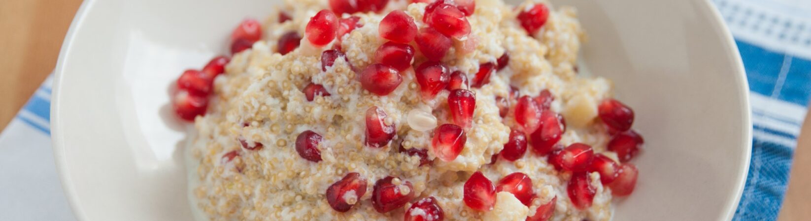 Kokosnuss-Quinoa-Milchreis mit Granatapfel