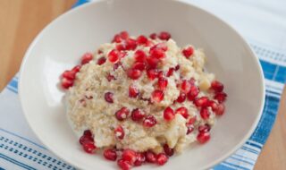 Kokosnuss-Quinoa-Milchreis mit Granatapfel Kokosnuss-Quinoa-Milchreis mit Granatapfel