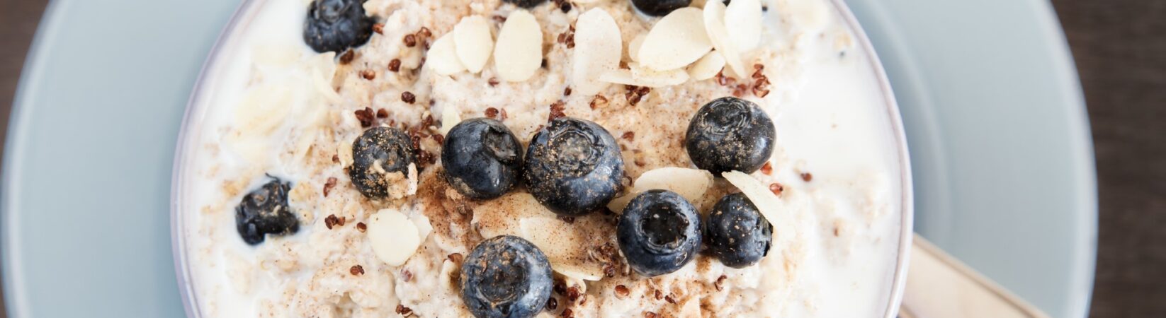 Blaubeer-Quinoa mit Mandelmilch