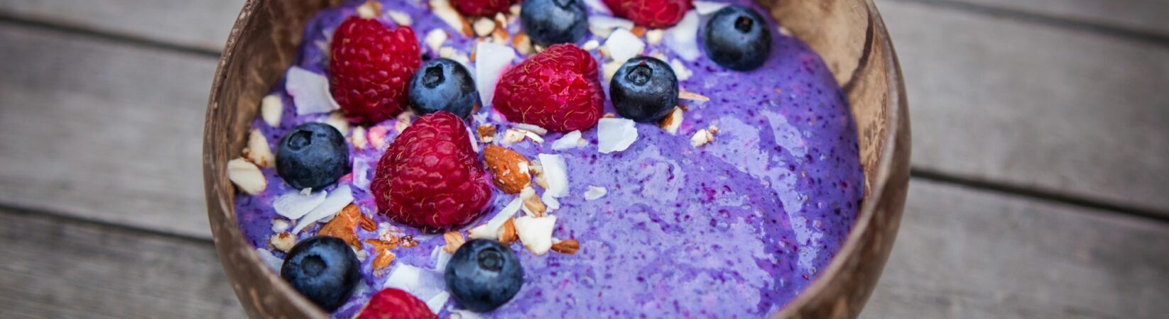 Quinoa-Milchreis mit Blaubeeren und Kokos