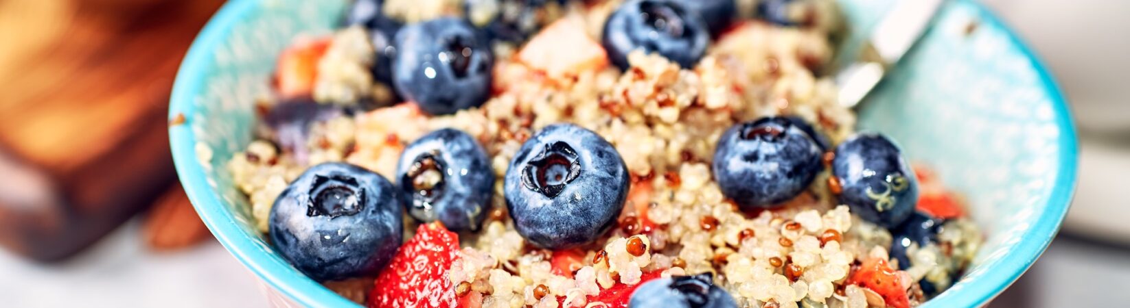 Quinoa mit Blaubeeren und Erdbeeren