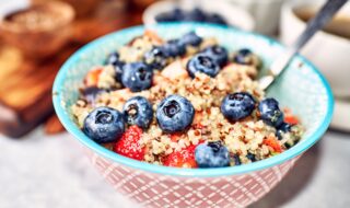 Quinoa mit Blaubeeren und Erdbeeren