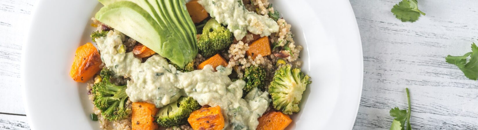 Quinoabowl mit Brokkoli, Kürbis, Avocado und Cashewcreme