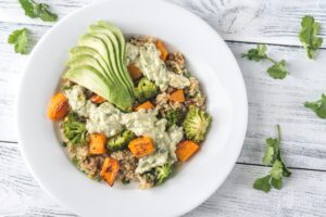 Quinoabowl mit Brokkoli, Kürbis, Avocado und Cashewcreme