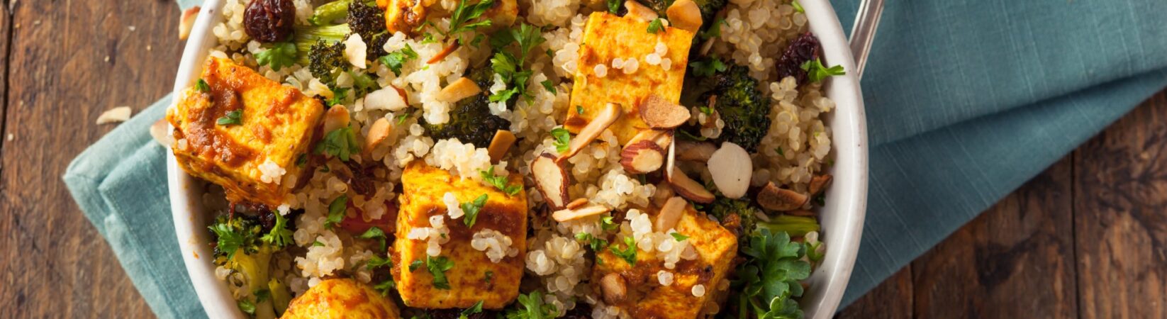 Quinoa mit Brokkoli, Mandeln und Tomaten-Tofu