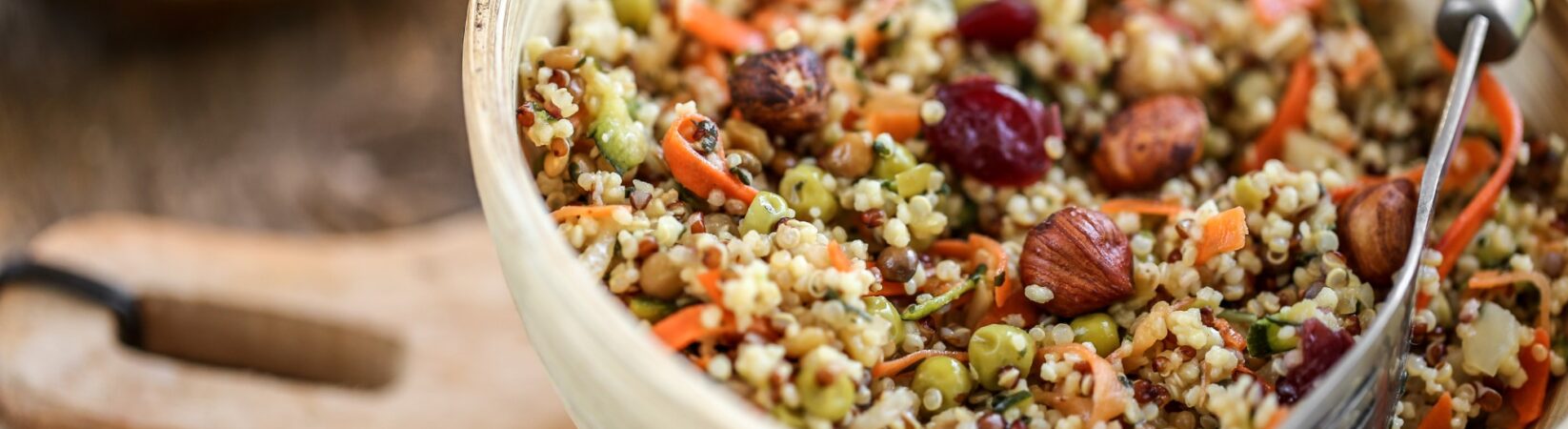 Quinoa Bowl mit Feta, Erbsen und Möhren