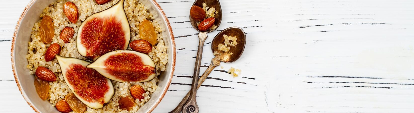 Feigen-Quinoa mit Mandeln und Rosinen