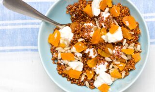 Quinoa Bowl mit Orange und Ziegenkäse Quinoa Bowl mit Orange und Ziegenkäse