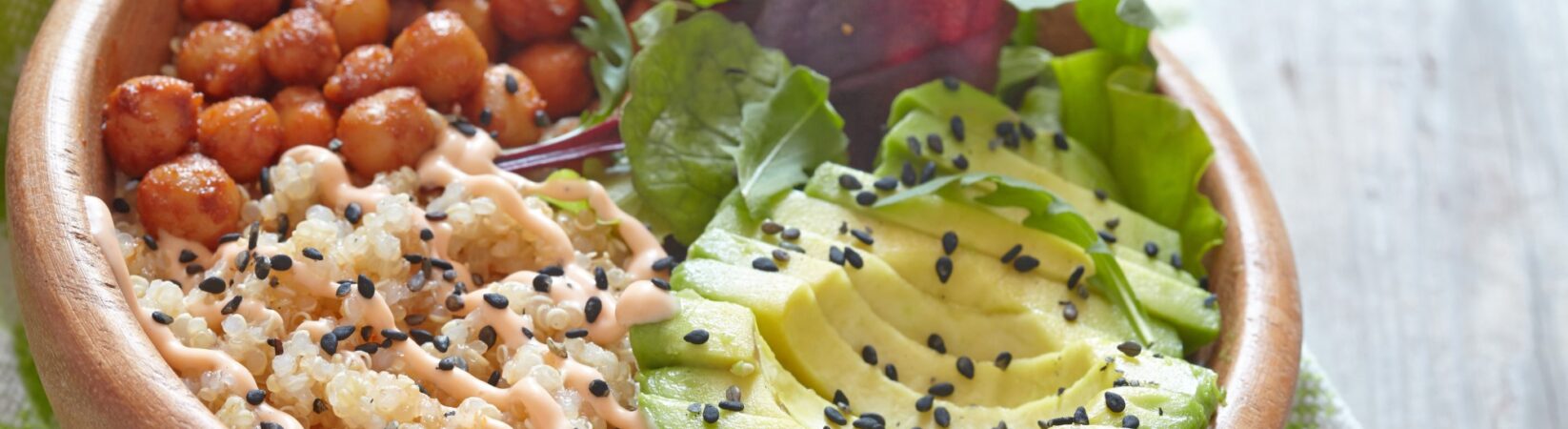 Quinoa Bowl mit Kichererbsen und Avocado