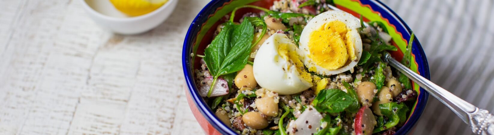 Quinoa Bowl mit Kichererbsen, Radieschen und Ei