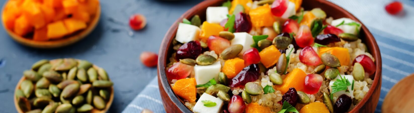 Quinoa mit Kürbis, Feta, Granatapfel und Cranberries