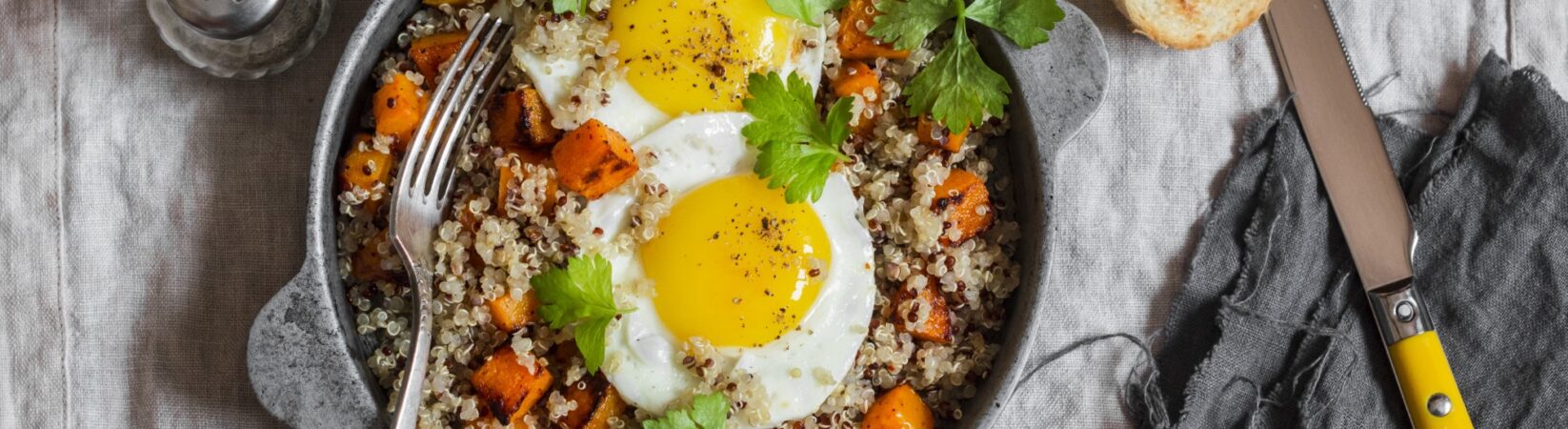 Quinoa Bowl mit Kürbis und Spiegelei