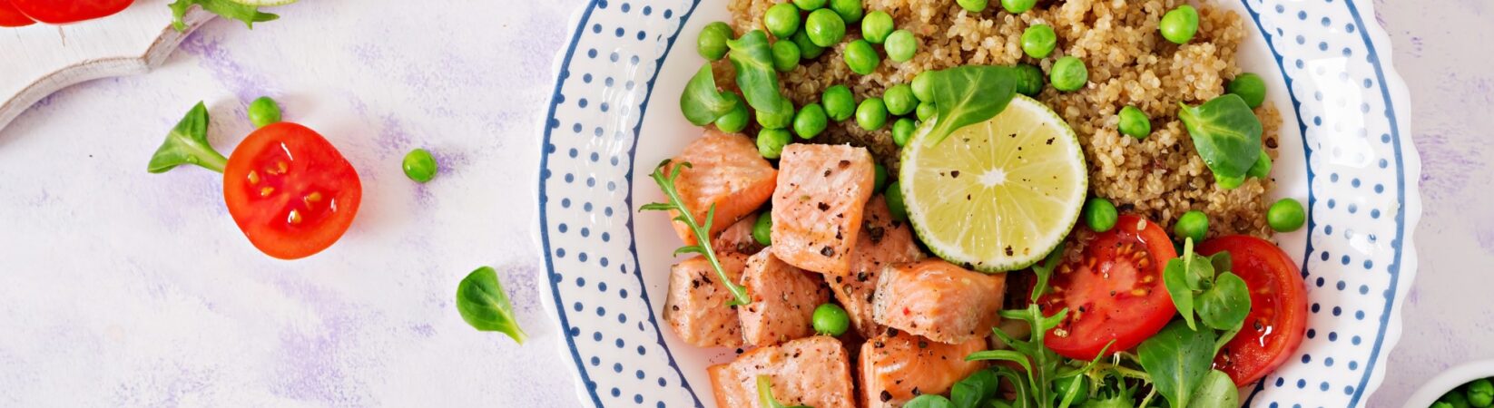 Quinoa mit Lachs, Erbsen und Salat