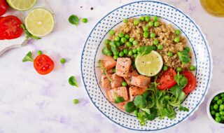 Quinoa mit Lachs, Erbsen und Salat