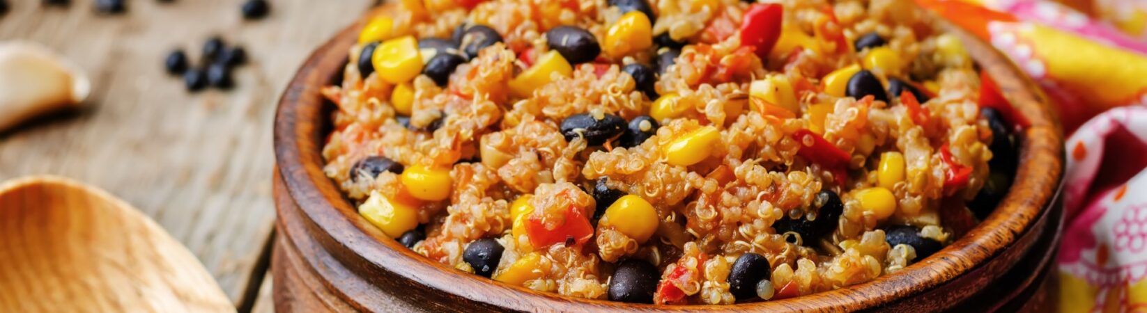 Quinoa Bowl mit schwarzen Bohnen, Mais und Paprika