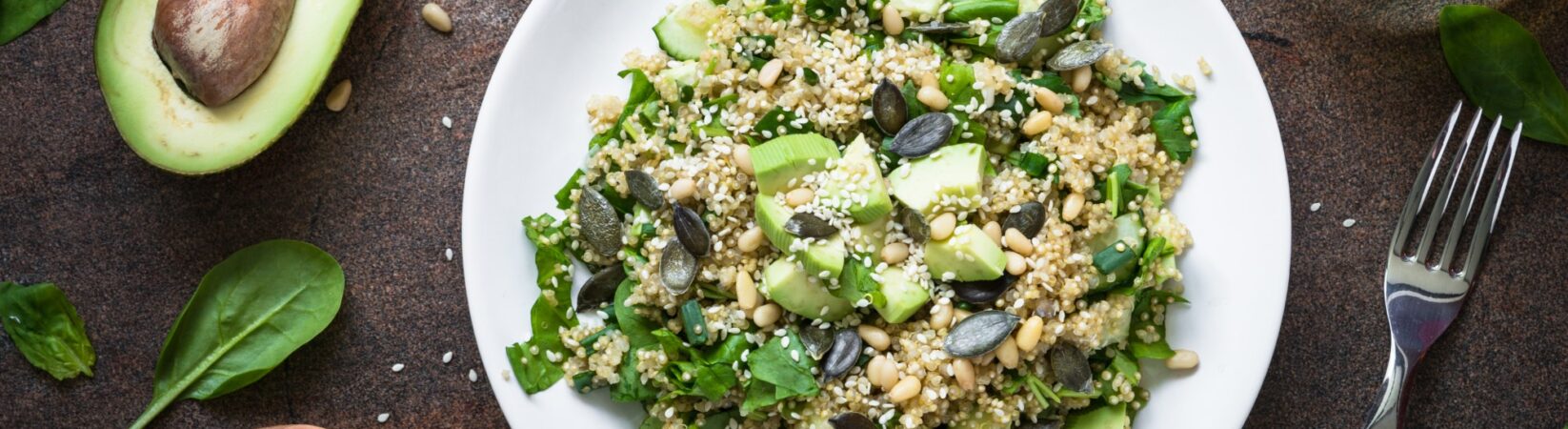 Quinoa Bowl mit Spinat und Avocado